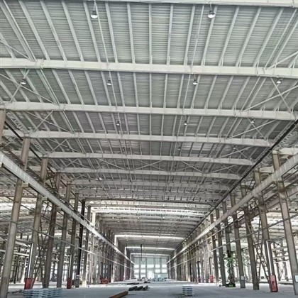 Stort prefabrikkert stålverksted